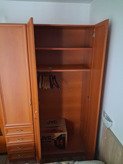 Гардероб, холна секция, маса