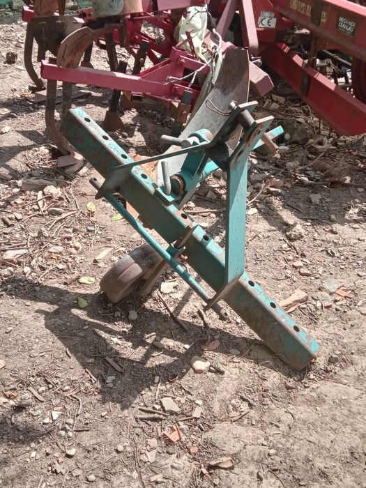 Vand tractor Iseki .An fabricatie 2008.1200 ore  +freza,plug ,prasitoare.ug ,prasitoare.Pret 5000 E,negociabil.Accept si schimb  cu auto.