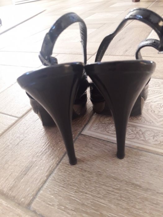 Продам женские босоножки