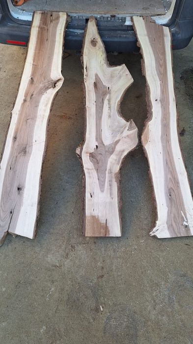 Cherestea nuc, uscata, rindeluita doua fete grosime aproximativa 34mm