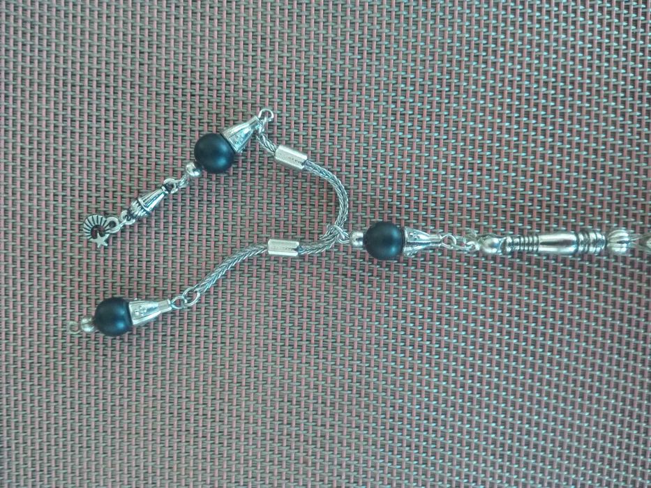 Прекрасна с изработката си старинна броеница.