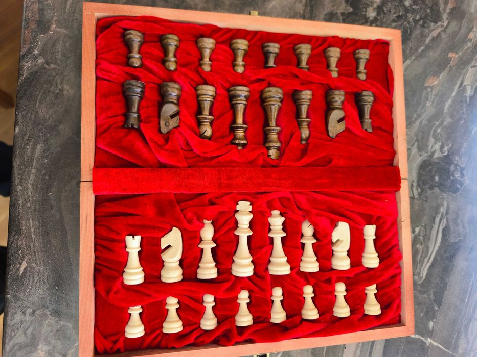 Продавам шах луксозен с дървени фигури
