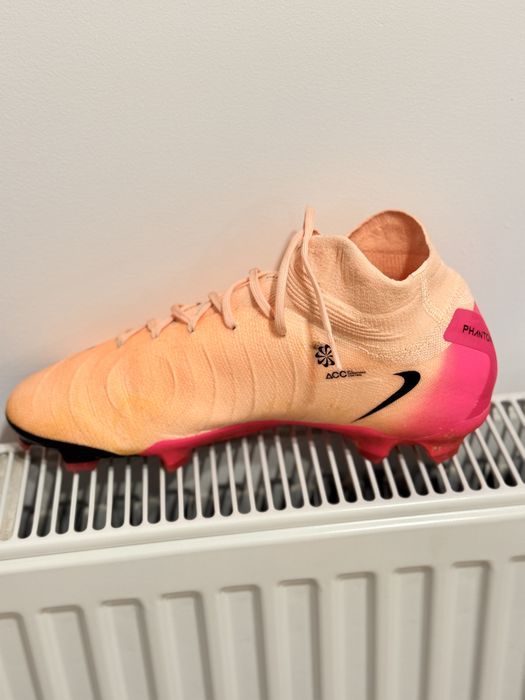 Nike Phantom Luna II Pro FG, професионални бутонки.