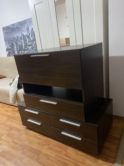 Vând două corpuri de mobilier în stare bună