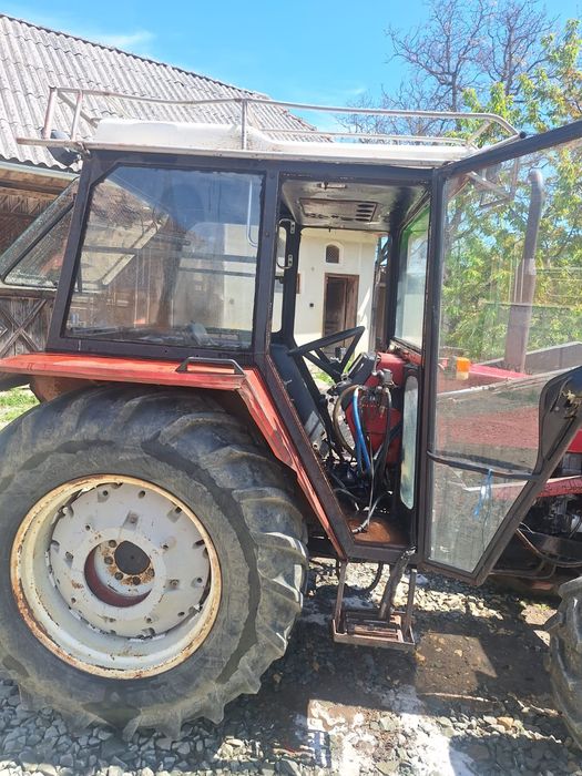 Vând Tractor  U 683 DTC, cu incarcator