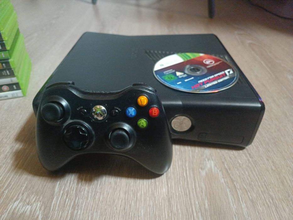 Xbox 360 S + 11 jocuri + controller