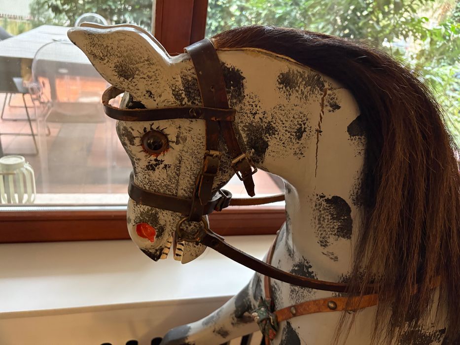 античен люлеещ се кон