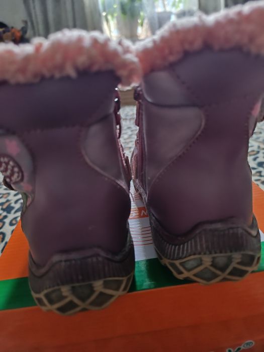 Продам зимние  сапожки для девочки!