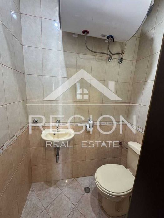 Тристаен полуобзаведен апартамент-Левски