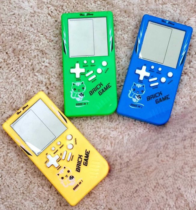 Consola clasica retro cu jocuri, pe baterii