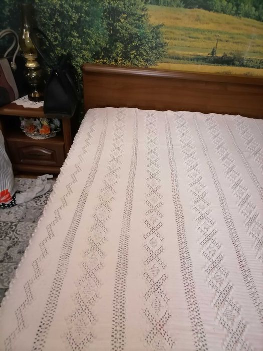 Покривка за легло плетена на една кука