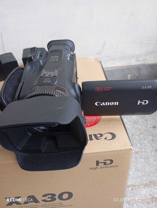 Професионална Full HD видеокамера Canon XA30, употребявана. Зарядно и четери батерий.