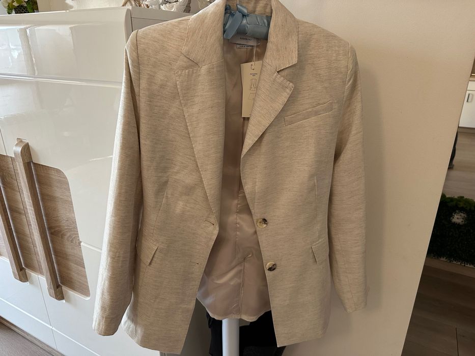 Ново Златисто бежово сако размер S RESERVED