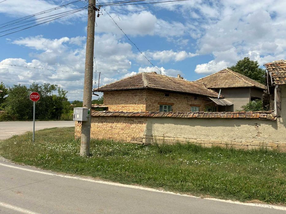 Две жилищни сгради с двор 1 295 кв.м. – само на 10 км от Попово