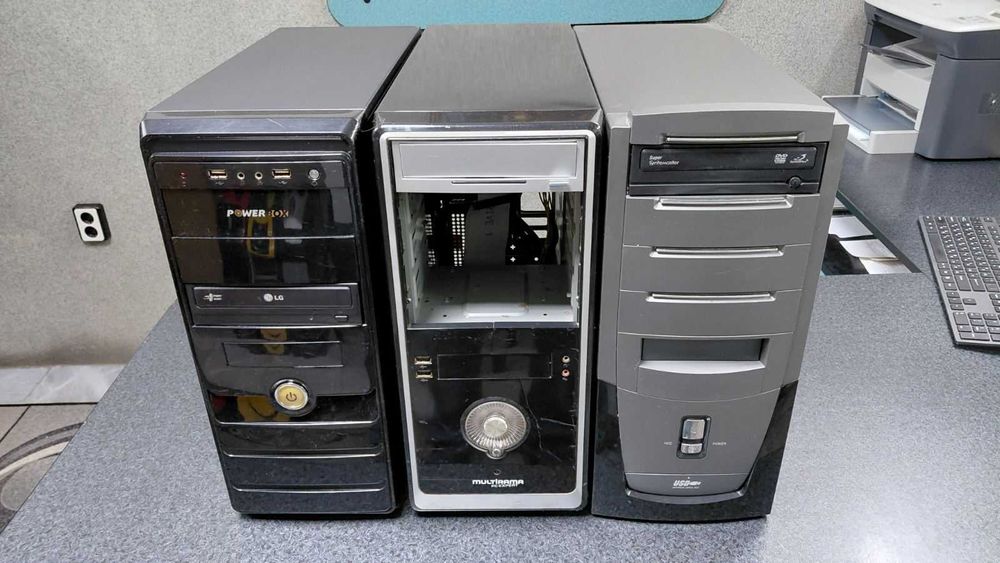 Продавам компютърни кутии и два монитора в много добро състояние