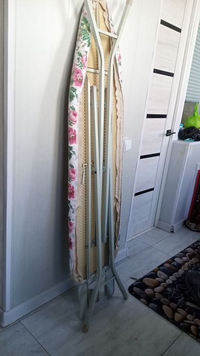 Длинная гладильная доска с утюгом