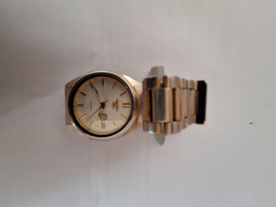 Продавам ръчен часовник "Seiko 5".