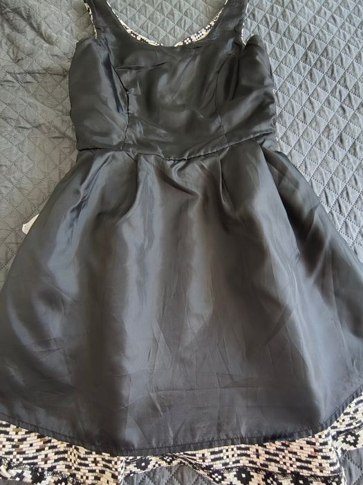 Rochie Reserved mărimea 36 – elegantă, imprimeu geometric alb-negru