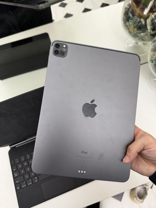 Apple iPad Pro 11-inch (2nd generation) 128GB + Magic Keyboard