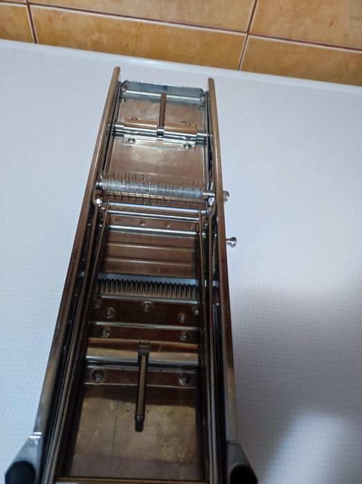 MANDOLINA din inox,lamă neteda, ondulată, juliene  made in france