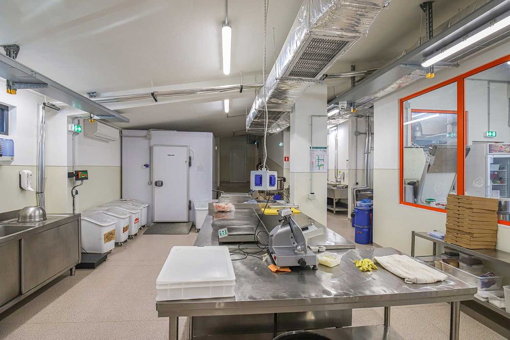 Дава се под наем Заведение в с. Кладница, Област Перник - 380 кв.м за 1683 € - Снимка #6