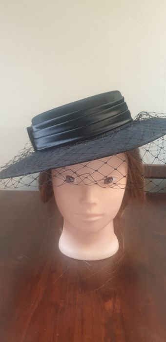 Palarie elegantă pentru nunți