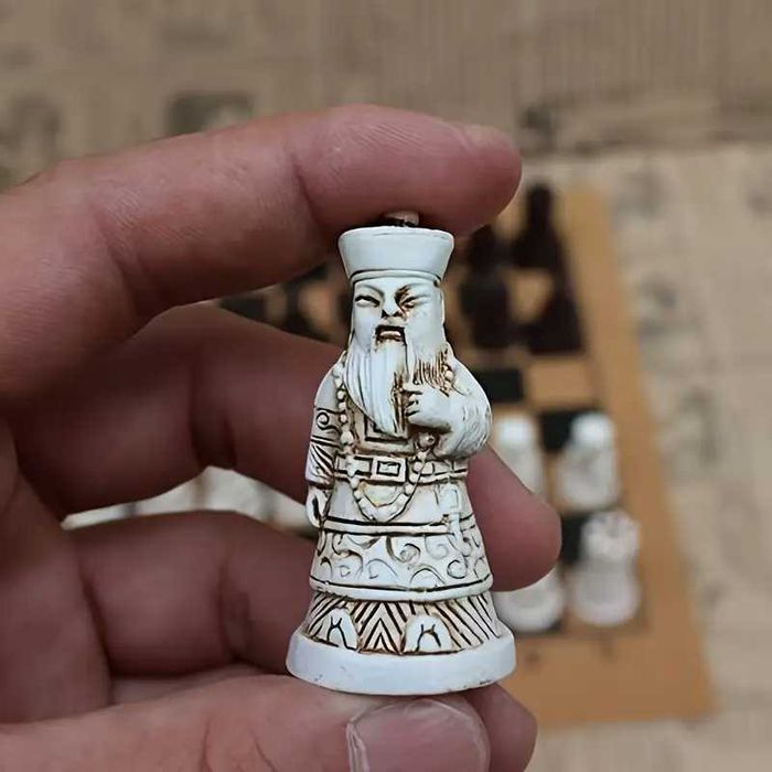 Шахматен комплект с дъска от изкуствена кожа със смолни фигури