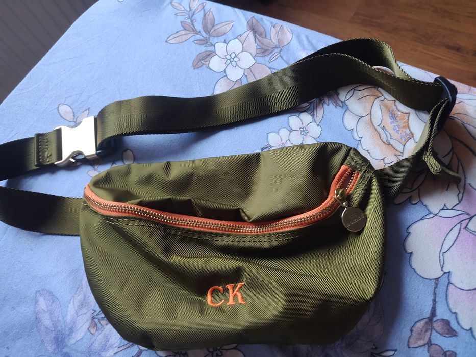 Borseta kaki beanbag CK Nomad nouă