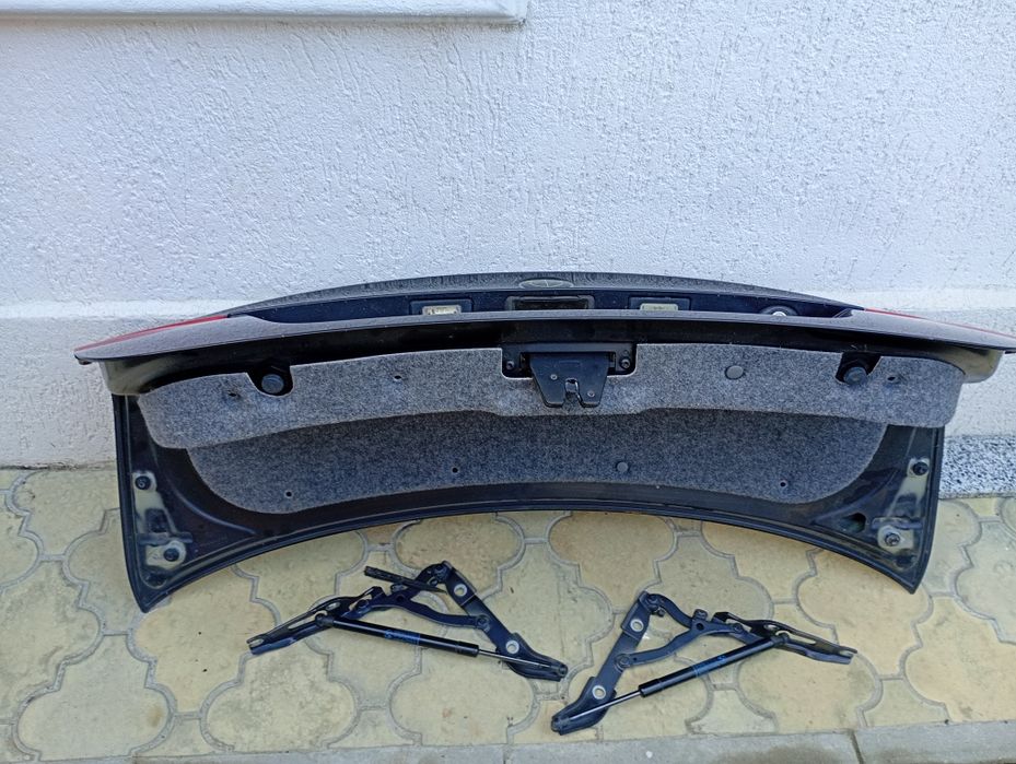 Capotă șpate completă BMW e90 non facelift cu stopuri și eleron NEGRU