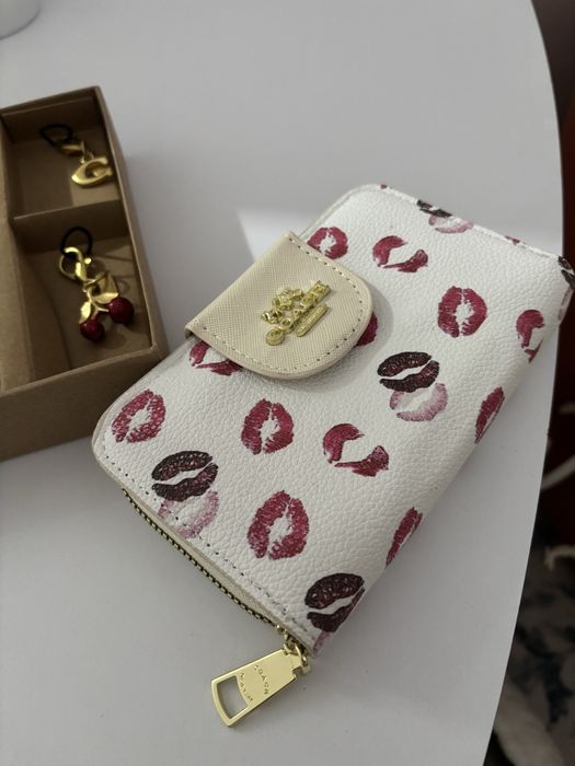 Portofel Coach cu charm-uri