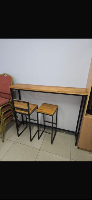 Два барных стула и стол