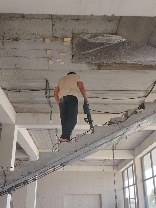 Demantaj ishlarini qilamiz.Beton buzamiz