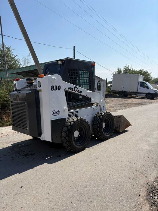 Продам мини погрузчик в комплекте щетка - вилы - ковш