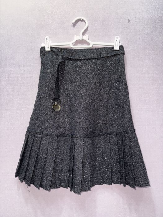 Женская одежда: 3 юбки и 2 платья