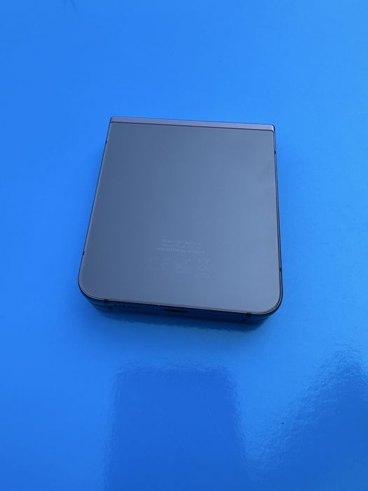 Vând Samsung Z Flip5 impecabil,512 GB,cumparat din magazin,cutie.