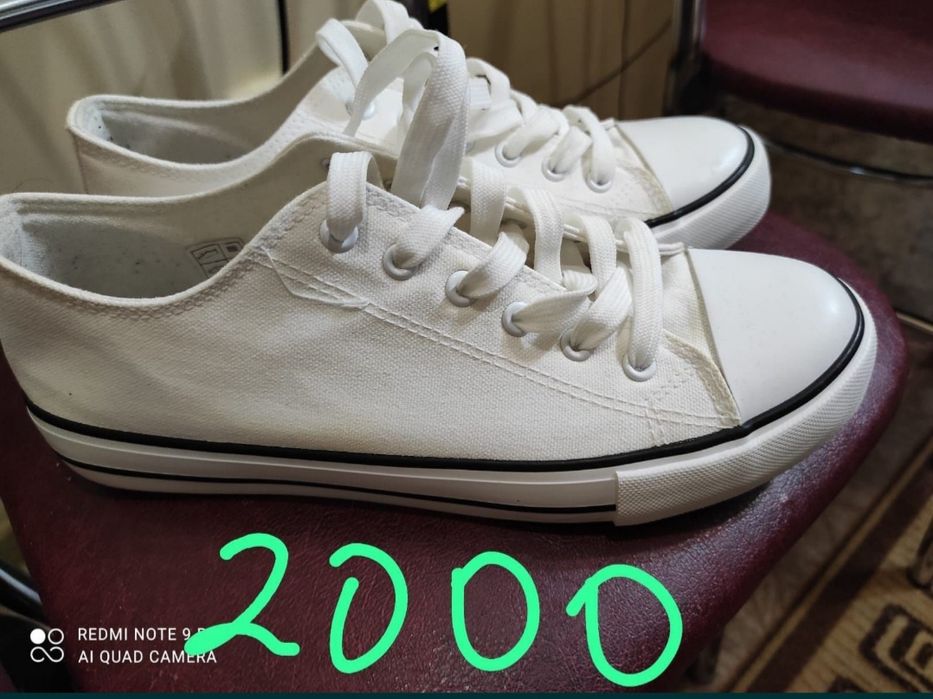 Спортивные кеды, футзалки.