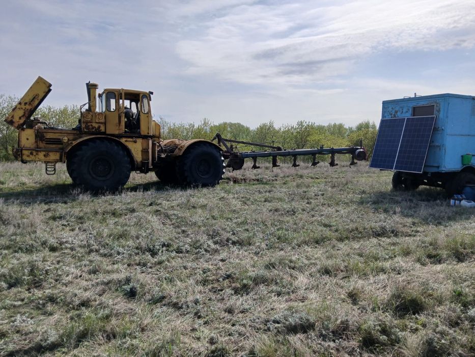 Продам К-700 с плугом и угольником