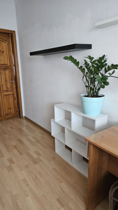 Девушке  в надёжном доме