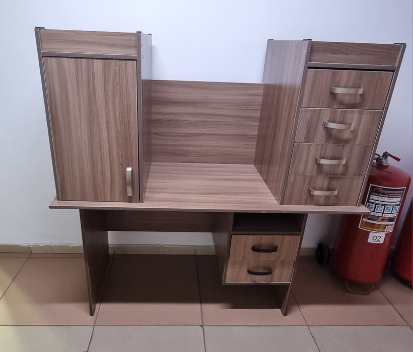 Два стола для работы