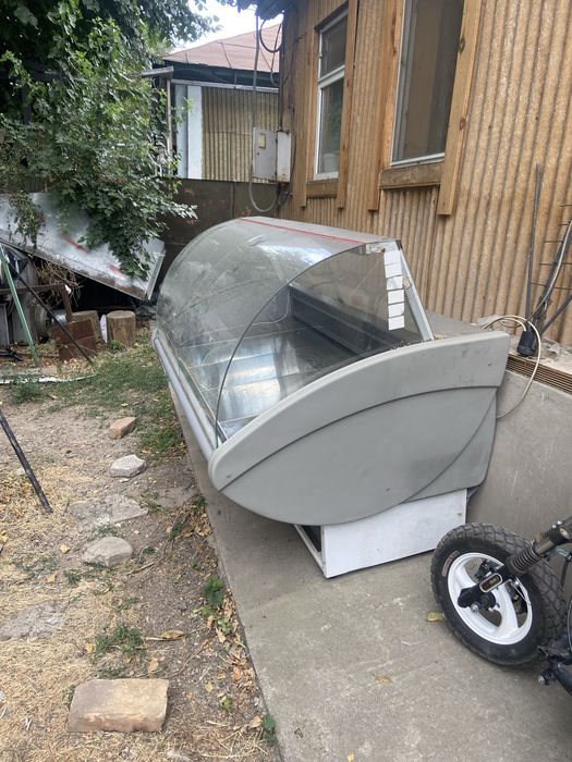 Продам витриный холодильник