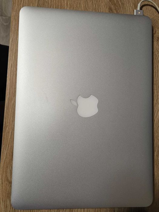 MacBook Air 13" (2015) — i7 2.2GHz, 8GB RAM, 512GB SSD + зарядно