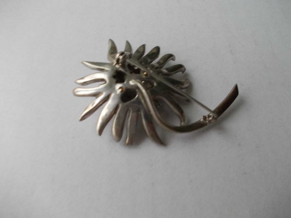 Brosa veche din argint floare cu perle