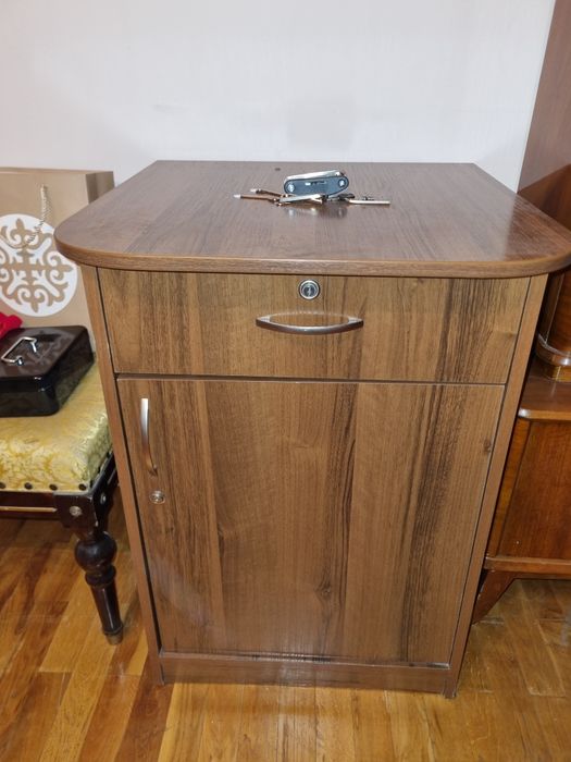 Продаю офисный стол с тумбочкой