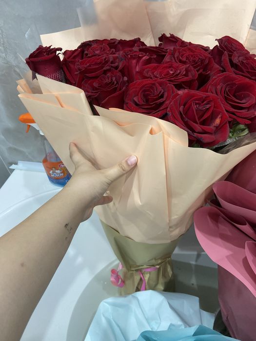 Красные розы метровые срочно продаю