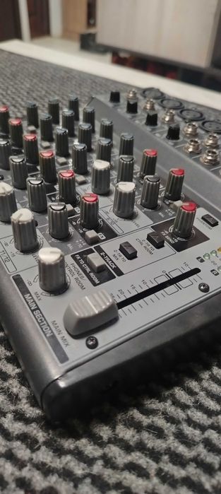 Mixer Behringer 1202