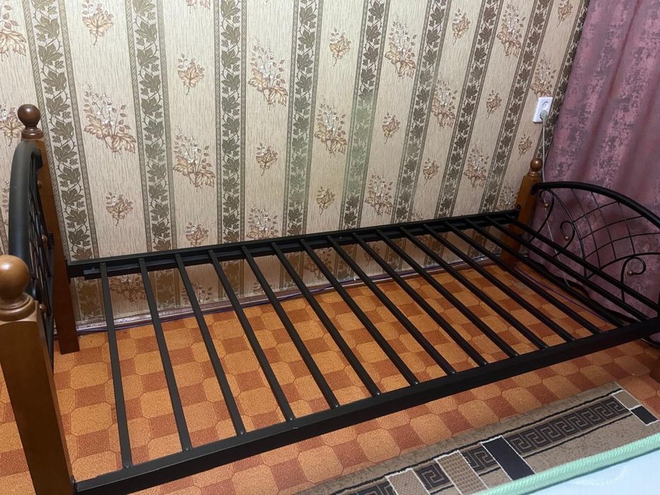 Продам кровать 1м на 90, с матрасом