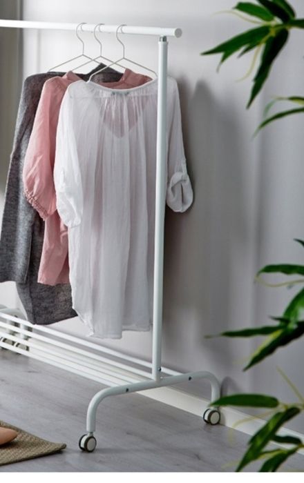 Бял щендер за дрехи