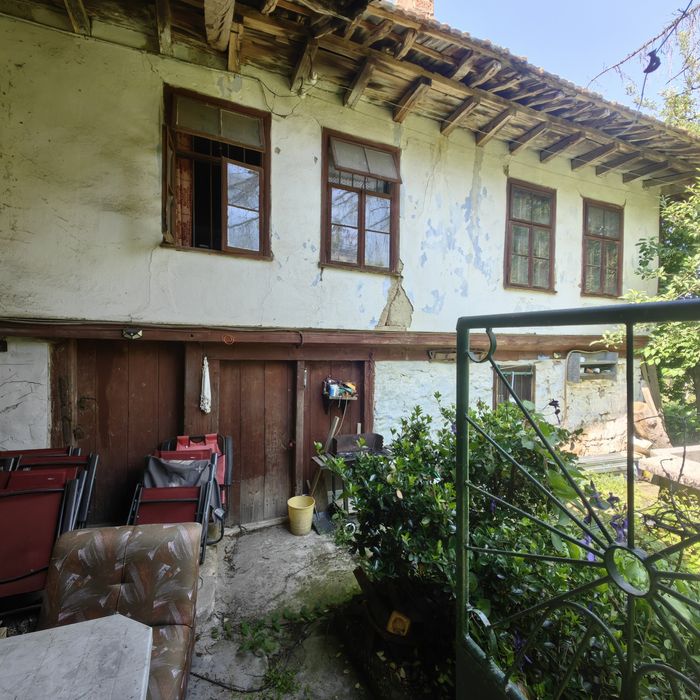 Продавам къща в полите на Еленския балкан село Плаково.