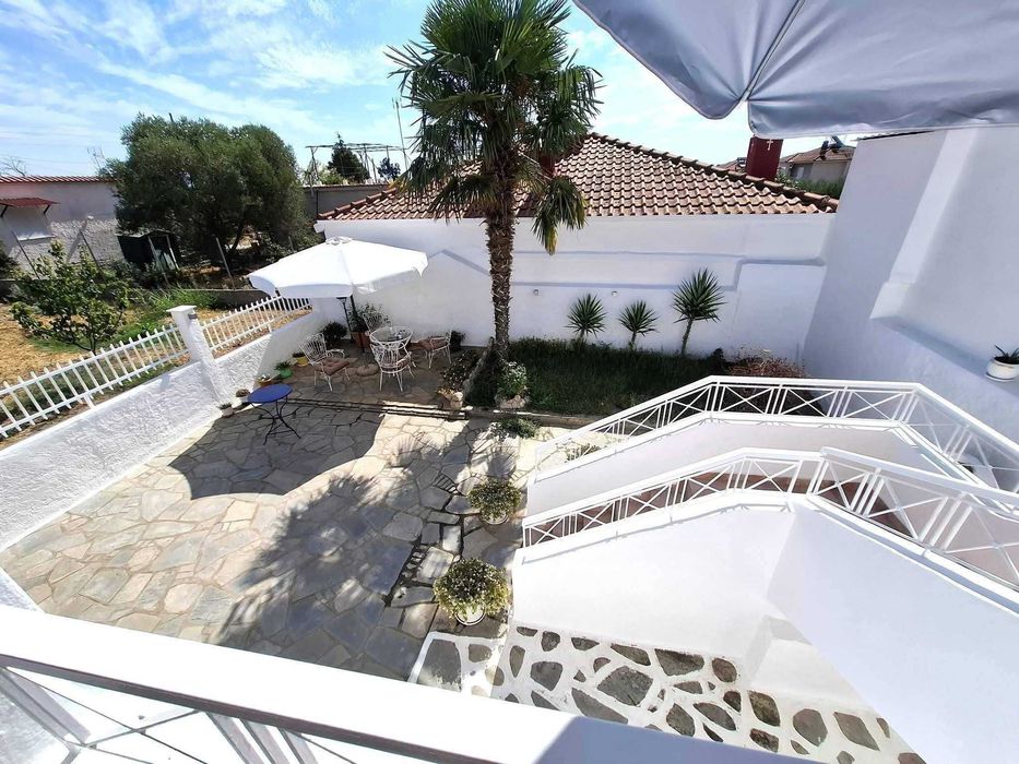 Продава прекрасна къща с площ 60 м2 и двор 220 м2 в Неа Врасна, Гърция