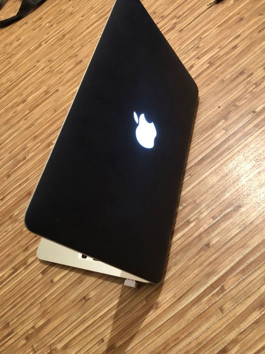 Срочно продам макбук 2013